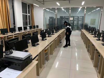 計算機學(xué)院學(xué)生黨員開展志愿服務(wù)活動，用專業(yè)技能服務(wù)師生